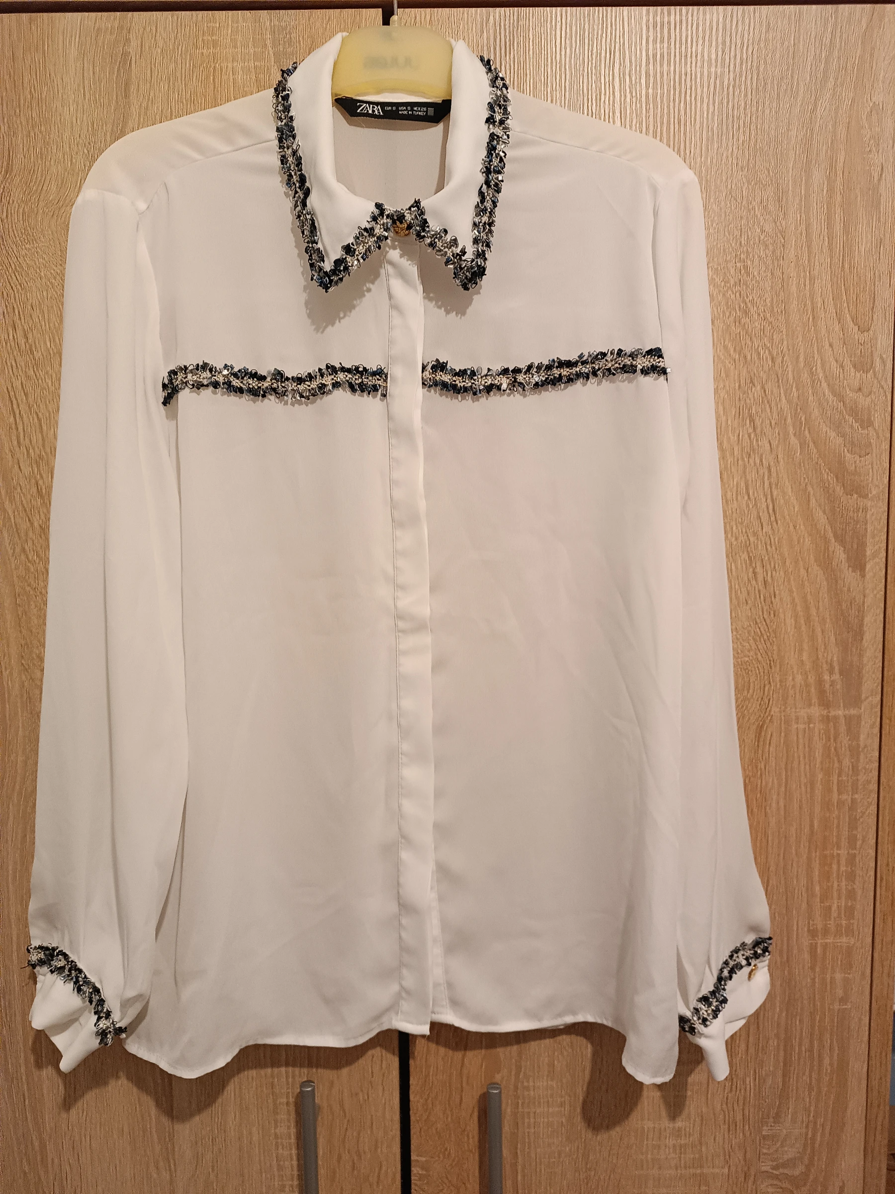 Chemise blanche transparente à froufrou bleu marine Zara